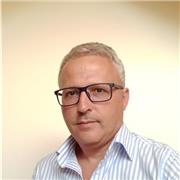 Docente di Economia Aziendale impartisce lezioni private ad alunni di scuole superiori